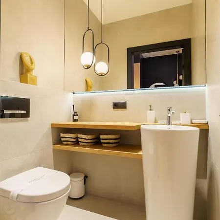 Rent Like Home - Aura 24 Apartment *