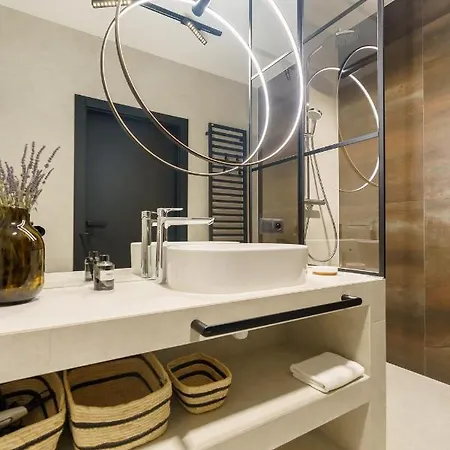 Rent Like Home - Aura 24 Apartment