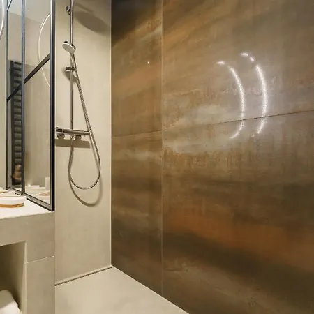 Rent Like Home - Aura 24 Apartment